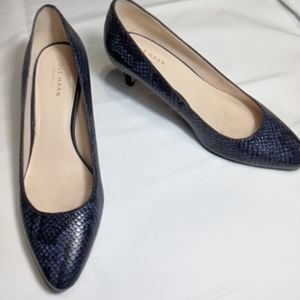 Cole Haan Grande.OS Navy blue Snakeskin Kitten Low heels Sz 7.5
